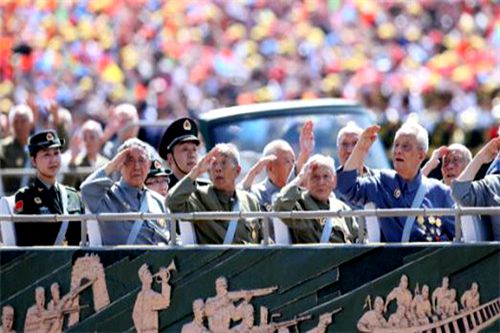 阅兵方阵中的老战士们.jpg