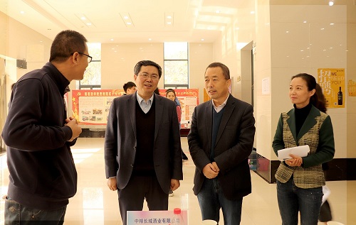 45e782cda3f74fb9b214d76b628f2fba.jpg 校领导与企业交流.jpg