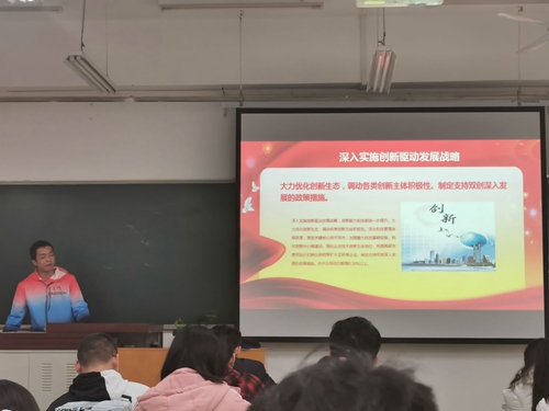 预科全体同学认真听领学人介绍会议精神.jpg