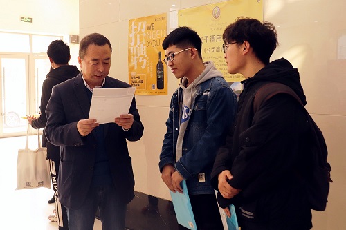 85947d71ba5d46ee9cf064a2ddd69a69.jpg 胡书记与毕业生交谈.jpg