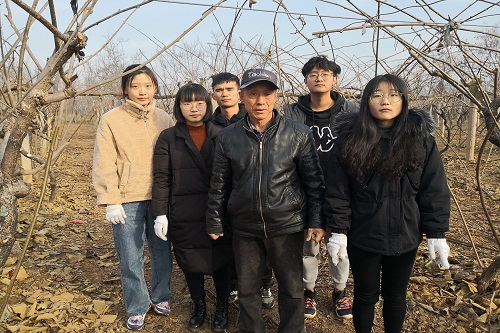 干完农活后田园使者和曹书记在地里合影.jpg