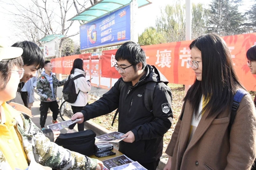 a7ed24116ab04b65a8279339a81d6669.jpg 同学讲解活动.jpg
