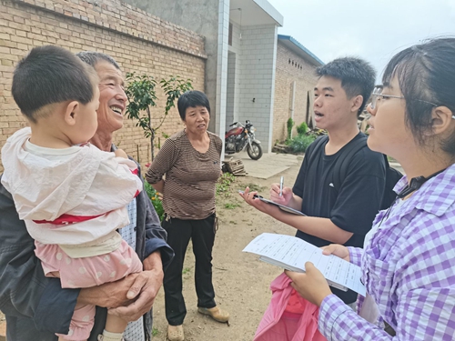 调研队深入农户进行采访.jpg