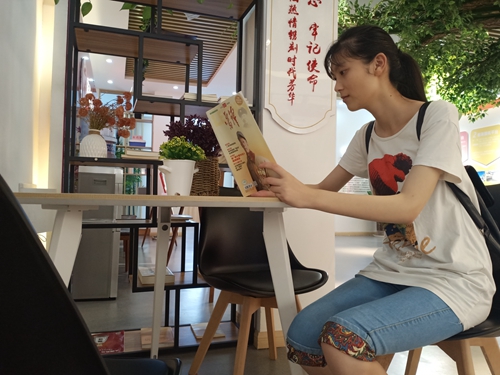 队员在阅读马庄村村志.jpg