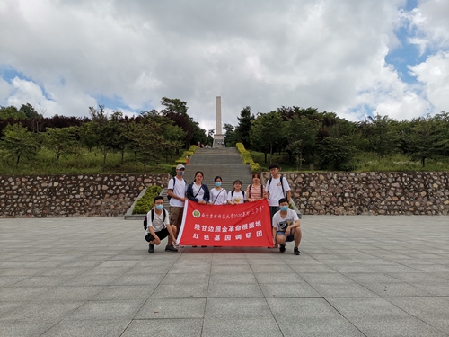 调研团来到陕甘边革命根据地纪念碑.jpg