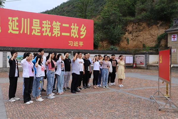 在梁家河重温入党誓词_副本.jpg