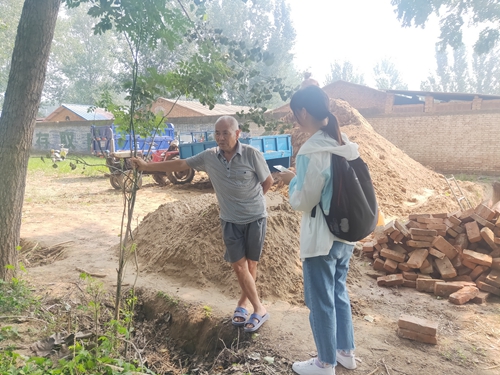 在新建房屋的农户乘凉休息时与调研员谈话交流.jpg