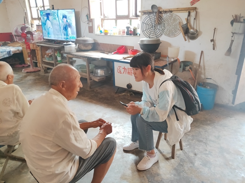 调研员正在问询一位当地的农户老人.jpg