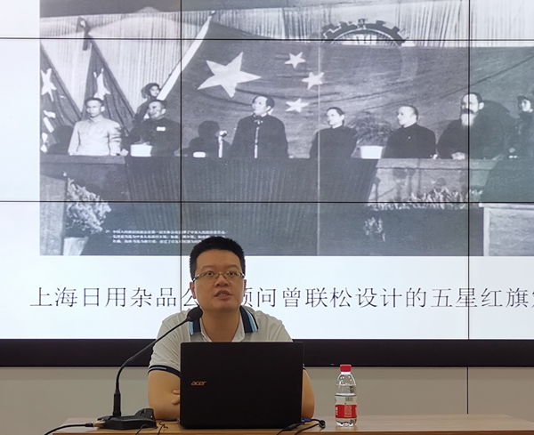 杨鹏教授为学员讲授《共和国的足迹》_副本.jpg