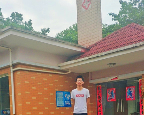 队伍成员与当地村诊所合影.jpg