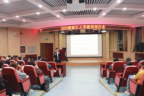 同学们认真听讲.jpg