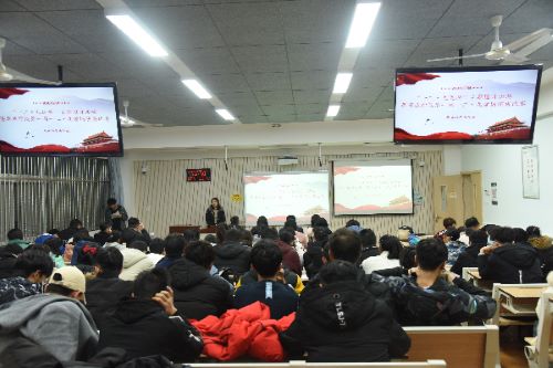 abdf29d9f1fe4b4799b73bf9c84b792c.jpg 草业学院20级同学认真听讲.jpg