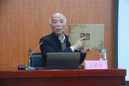 8654f302d687477298d42da291c9ee58.jpg 王征兵为学生讲解案例.jpg
