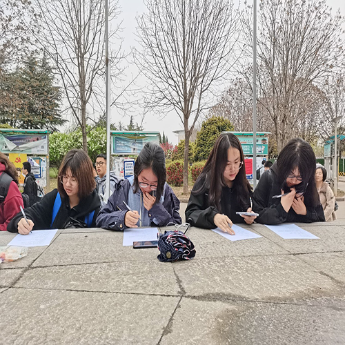 同学们认真答题.png