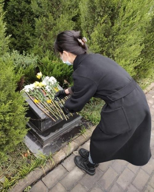 敬献鲜花.jpg