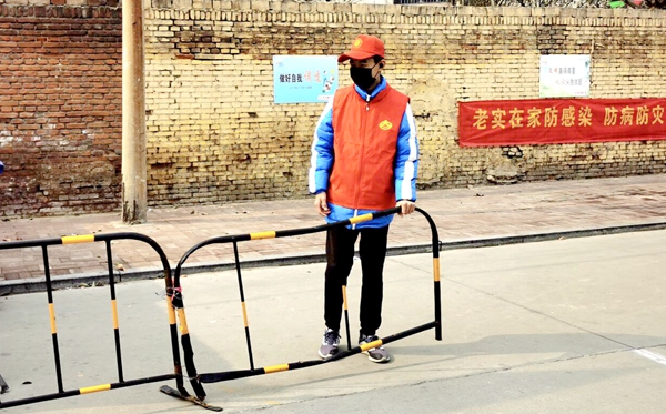 袁冲同学进行志愿服务_副本.jpg