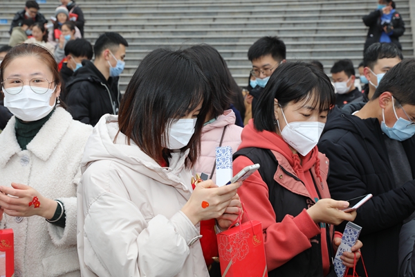 同学们扫码观看活动线上图片直播下载自己的照片_副本.jpg