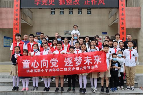 志愿者与学生及学生家长合影_看图王.jpg