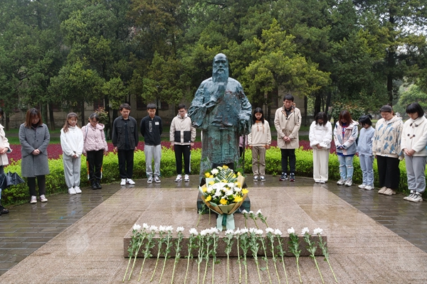 在三号教学楼前举行缅怀仪式_副本.jpg