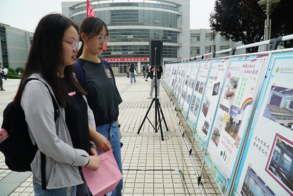 学生观看文明教室创建活动展板_副本.jpg