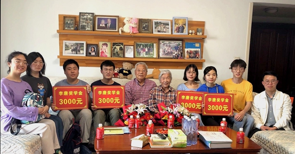 李唐两位先生与2019-2020,2020-2021年度获奖的学生合影_副本.jpg