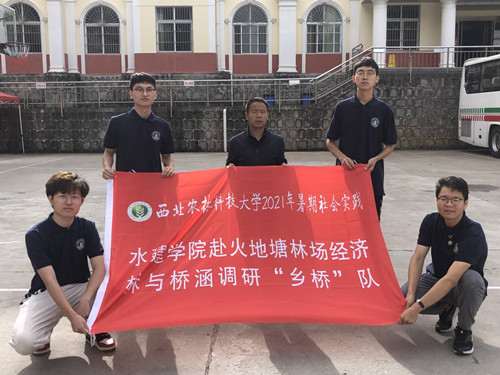 2439c736e660483ebc450d7c100d8a99.jpg 团队成员与林场何场长一起同合影_副本.jpg