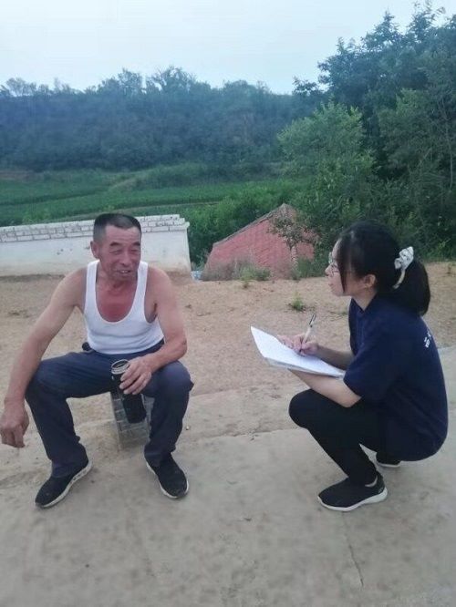2472f1f97fbd4468af82192ea03897db.jpg 采访村民.jpg