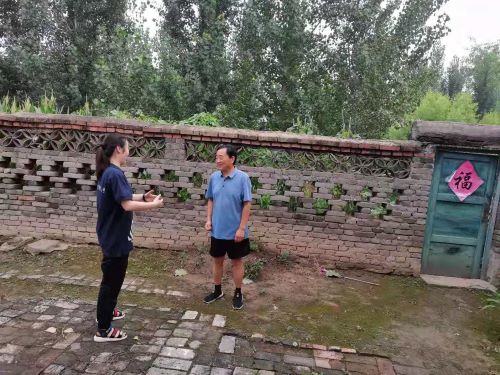 调研队员与农户沟通交流.jpg