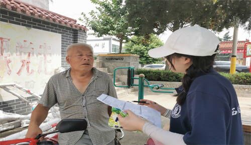 调研人员填写调查问卷.jpg