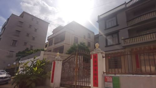 村民的居住楼房.jpg