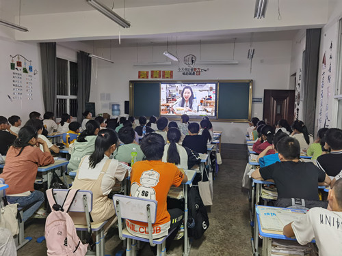 同学们观看直播.jpg
