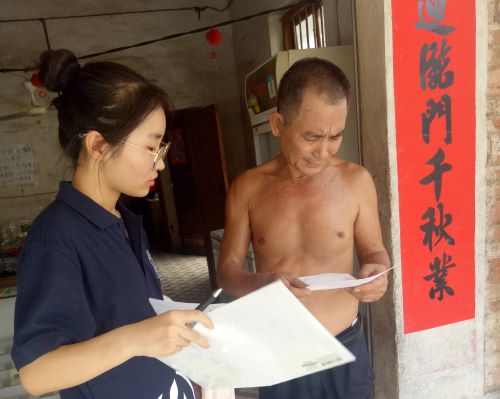 调研队员与农户交流.jpg