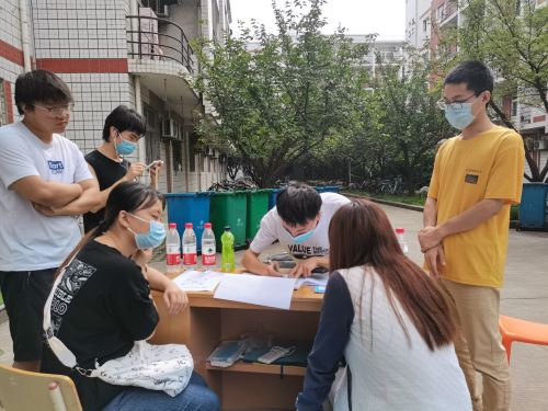 尚福城老师带领志愿者在三号宿舍楼门口检查.jpg