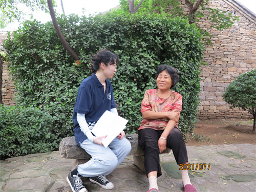 采访当地村民.jpg