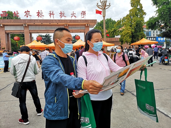 期望你的故事也登上学校的报纸 王婷 摄_副本.jpg