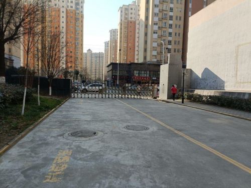 清扫工作完成整洁的社区道路1.jpg
