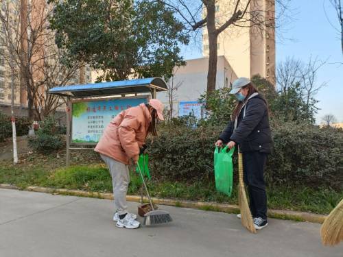 同学们在认真清扫社区内垃圾1.jpg