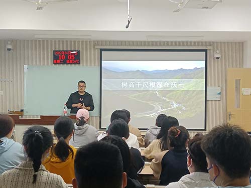 尹鹏先分享基层工作经历和感悟.jpg