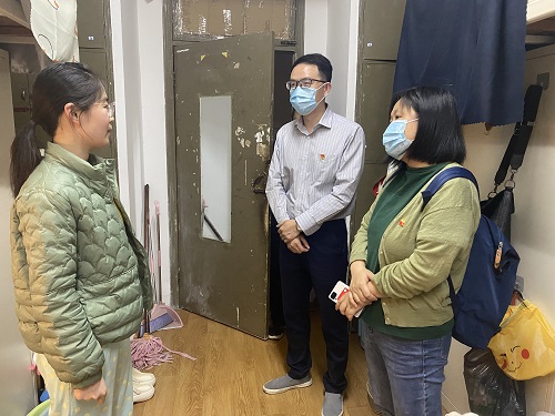 邹春副书记走访学生宿舍.jpg