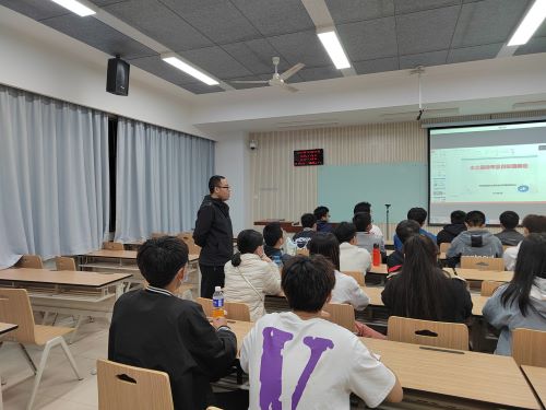 高飞老师讲述自身求学经历.jpg