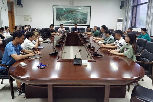 参会同学认真听讲.jpg